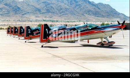 Fuerza Aerea de Chile - Extra EA.300-L 149 - '1' (msn 149), de la Escuadrilla de alta acrobacia Halcones, avec les autres avions de l'équipe, au salon aéronautique de la base aérienne de Nellis '50th anniversaire de l'USAF' le 26 avril 1997. (Fuerza Aerea de Chile - Force aérienne chilienne) Banque D'Images
