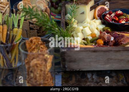 Cheese and charcuterie Board d'un service traiteur spécialisé dans les événements et fêtes Banque D'Images