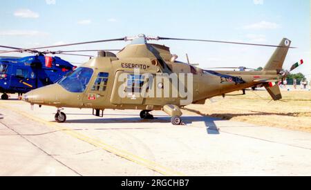 Aviazione dell'Esercito - Agusta A.109CM MM81250 - E.I.803 (msn 7403), du 49 Gruppo Squadroni AVES 'CAPRICORNO', au Royal International Air Tattoo - RAF Fairford 23 juillet 1995. (Aviazione dell'Esercito - AVES - Aviation militaire italienne) Banque D'Images