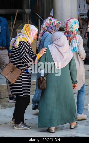 Istanbul, Turquie, Turkiye. Mosquée Eyup Sultan, femmes turques en tenue conservatrice et hijab. Banque D'Images
