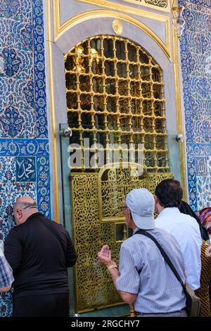 Istanbul, Turquie, Turkiye. Eyup Sultan Mosquée, les gens priant au Mausolée d'Abu Ayyub al-Ansari, un compagnon du Prophète Muhammad. Banque D'Images