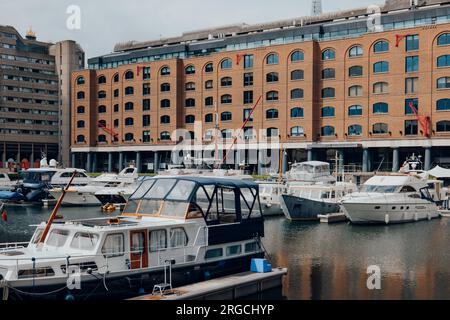 Londres, Royaume-Uni - 06 juillet 2023 : bateaux et yachts amarrés à St Katharine Docks, un ancien quai et maintenant un quartier à usage mixte et la seule marina de Londres au CEN Banque D'Images