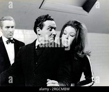 Emma Peel de 'The Avengerss', avec John Steed et un autre joué par Diana Rigg, Patrick McNee et un acteur inconnu, respectivement. Banque D'Images