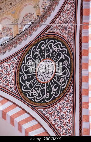 Istanbul, Turquie, Turkiye. Décorations en calligraphie et dessins floraux dans les murs de la Mosquée de Suleyman la magnifique, Mosquée de Suleymaniye. Banque D'Images