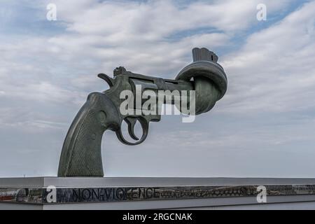 Une grande sculpture à Zaitunay Bay Beyrouth d'un revolver Colt Python 357 Magnum avec son canon noué en nœud et son museau pointé vers le ciel Banque D'Images