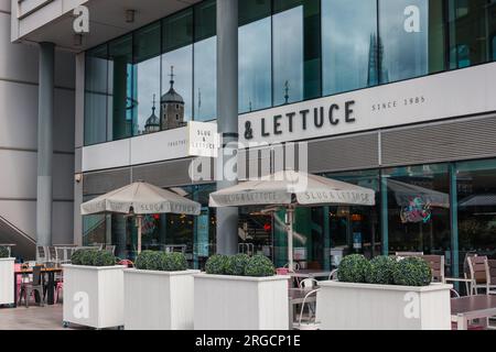 Londres, Royaume-Uni - 06 juillet 2023 : bar et restaurant Slug and Lettuce à St Katharine Docks, un ancien quai et maintenant un quartier à usage mixte et le seul m de Londres Banque D'Images
