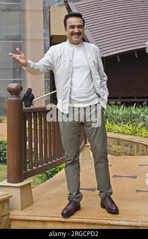 Mumbai, Inde. 08 août 2023. L'acteur Bollywood Pankaj Tripathi fait des gestes alors qu'il pose pour une photo lors de la promotion de son prochain film 'Oh My God 2' à Mumbai. Le film sortira le 11 août 2023. Crédit : SOPA Images Limited/Alamy Live News Banque D'Images