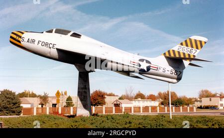 Republic F-84F-35-RE Thunderstreak 52-6470, peint comme 52-6567, monté sur un pylône à Mountain Home AFB, Idaho. Banque D'Images