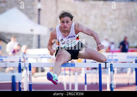 Jérusalem, Israël. 08 août 2023. Le Belge Nemo rase photographié en action lors de la demi-finale du 110m haies, aux Championnats d'Europe d'athlétisme U20, mardi 08 août 2023, à Jérusalem, Israël. Les championnats d'Europe se déroulent du 07 au 10 août. BELGA PHOTO COEN SCHILDERMAN crédit : Belga News Agency/Alamy Live News Banque D'Images