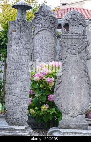 Istanbul, Turquie, Turkiye. Pierres tombales dans le cimetière adjacent à la Mosquée de Suleyman la magnifique Mosquée de Suleymaniye. Banque D'Images