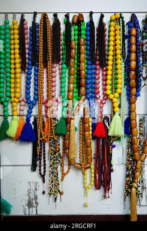 Perles de prière musulmanes (misbaha) à vendre en différentes tailles et couleurs Banque D'Images