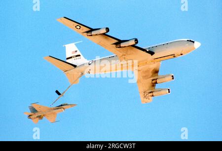 United States Air Force - Boeing NKC-135E Stratotanker 55-3135 (MSN 17251), un pétrolier instrumenté lors d'essais de ravitaillement en carburant avec un F-16, à la base aérienne Edwards le 3 avril 2018. On peut encore voir les 50 petites fenêtres et l'aile peinte en noir de ses jours comme JKC-135A, pour les essais de préparation nucléaire. Banque D'Images