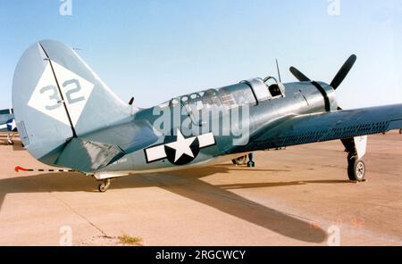 Curtiss SB2C-5 Helldiver N92879 (MSN 83725, ex BuAer 83589), de la Confederate Air Force, à l'aéroport de Midland le 8-10 octobre 1992. Banque D'Images