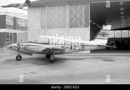 Piper PA-39 Twin Comanche G-AZBD (msn 39-112), de l'école de formation aérienne d'Oxford, à l'aéroport d'Oxford-Kidlington. Banque D'Images