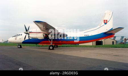 Slovakian Air Force - Antonov an-26 2903 (msn 022903), à la RAF Fairford pour le Royal International Air Tattoo le 26 juillet 1997. Banque D'Images