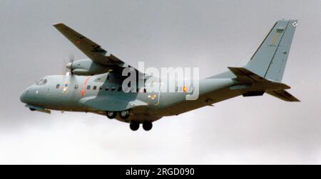 Ejercito del aire - CASA 235-100M T. TÉLÉN-20 - 35-38 (msn EA02-18-C079), à la RAF Fairford le 19 juillet 1997 pour le Royal International Air Tattoo. (Ejercito del aire - armée de l'air espagnole) Banque D'Images