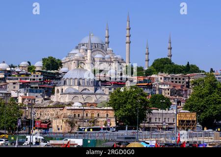 Istanbul, Turquie, Türkiye. Mosquée Suleymaniye, Mosquée de Suleyman le magnifique, sur Hilltop ; Mosquée de Rustem Pacha en premier plan. Banque D'Images