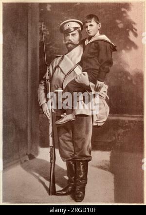 Russie - Tsar Nicholas II (1868-1918) le dernier empereur de Russie, photographié en uniforme militaire de "tenue de campagne", portant son seul fils Alexei Nikolaevitch (1904-1918), le dernier Tsarevitch (héritier apparent du trône de l'Empire russe). Banque D'Images