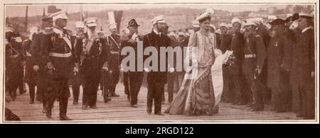 Russie - le tsar Nicholas II et Tsarina Alexandra Feodorovna à Sébastopol, en Crimée, examinent une lignée de vénérables anciens combattants de la guerre de Crimée. Banque D'Images