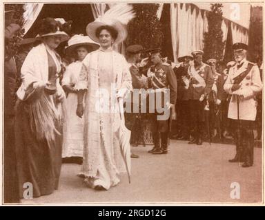 Russie - le tsar Nicholas II et Tsarina Alexandra Feodorovna arrivent à Borodino (le site d'une bataille sanglante des guerres napoléoniennes, qui a combattu pendant l'invasion de la Russie par Napoléon), à 70 miles à l'ouest de Moscou, près de la rivière Moskva. Banque D'Images