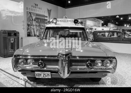 Sparkford.Somerset.United Kingdom.26 mars 2023.A Pontiac ambulance supérieure à partir de 1968 est en exposition au Musée de l'automobile de Haynes dans le Somerset Banque D'Images