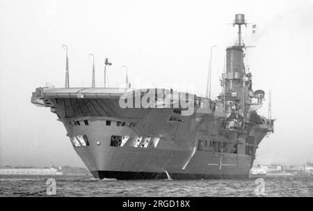 Royal Navy - HMS Ark Royal (91), porte-avions de la flotte, vu en novembre 1938 lors d'essais en mer. L'Ark Royal est mis en service le 16 décembre 1938 et coulé par l'U-81 le 14 novembre 1941. Banque D'Images