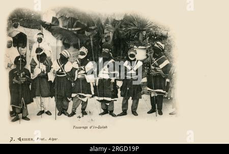 Guerriers nomades touareg en costume traditionnel, Algérie. Banque D'Images