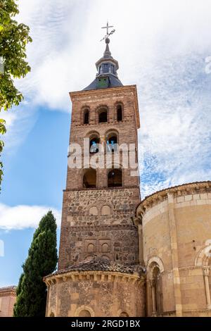 Iglesia de San Martín (église de San Martín) romane - clocher de style Mudejar avec arches en briques sur colonnes de pierre et girouette, Segovia, Espagne Banque D'Images