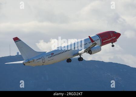 Avion norvégien Boeing 737 décollant de l'aéroport de Bergen, Norvège Banque D'Images