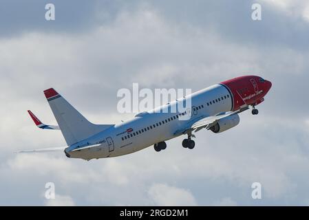 Avion norvégien Boeing 737 décollant de l'aéroport de Bergen, Norvège Banque D'Images