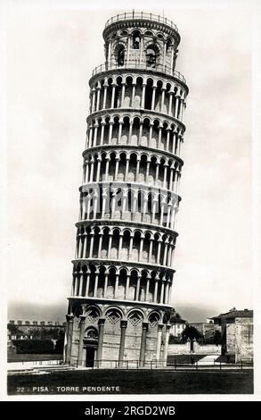 La Tour penchée de Pise, Italie - le campanile, ou clocher autoportant, de la cathédrale de Pise. La construction a commencé en 1173, avec l'ouverture de la tour en 1372. La tour a commencé à pencher pendant la construction au 12e siècle, en raison d'un sol mou qui ne pouvait pas supporter correctement le poids de la structure. Cette situation s'est aggravée avec l'achèvement des travaux de construction au 14e siècle. Banque D'Images