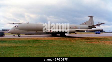 Royal Air Force - Hawker Siddeley HS.801 Nimrod R.1 XW664 de l'escadron no 51 de la RAF Wyton. XW664 était l'un des trois Nimrods spécialement commandés pour être utilisés comme avion de collecte électronique et de renseignement de signaux. Grâce à un équipement de surveillance électronique hautement spécialisé, le Nimrod R.1s a été largement utilisé pour rassembler des renseignements des anciens pays du Pacte de Varsovie, volant au-dessus de la mer Baltique et des mers arctiques, ainsi que des points chauds dans le monde entier. Banque D'Images