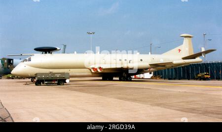 Royal Air Force - Hawker Siddeley HS.801 Nimrod R.1, du No.51 Squadron de la RAF Wyton. L'un des trois Nimrods spécialement commandé pour être utilisé comme avion de collecte de renseignements électroniques et de signaux. Avec un équipement de surveillance électronique hautement spécialisé, les Nimrod R.1 ont été largement utilisés pour recueillir des renseignements provenant des anciens pays du Pacte de Varsovie, survolant la mer Baltique et les mers arctiques, ainsi que des points chauds dans le monde entier. Banque D'Images