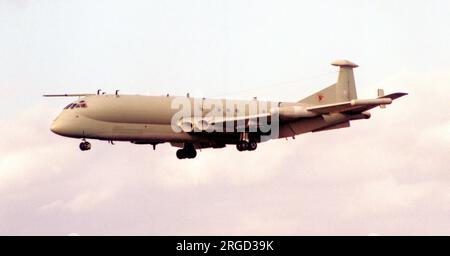 Royal Air Force - Hawker Siddeley HS.801 Nimrod R.1, du No.51 Squadron de la RAF Wyton. L'un des trois Nimrods spécialement commandé pour être utilisé comme avion de collecte de renseignements électroniques et de signaux. Avec un équipement de surveillance électronique hautement spécialisé, les Nimrod R.1 ont été largement utilisés pour recueillir des renseignements provenant des anciens pays du Pacte de Varsovie, survolant la mer Baltique et les mers arctiques, ainsi que des points chauds dans le monde entier. Banque D'Images