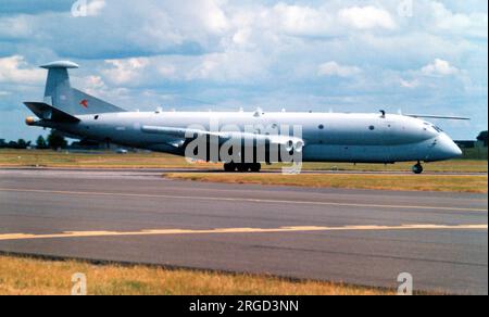 Royal Air Force - Hawker Siddeley HS.801 Nimrod R.1 XW665 (msn 8040), du No.51 Squadron de la RAF Wyton. L'un des trois Nimrods spécialement commandé pour être utilisé comme avion de collecte de renseignements électroniques et de signaux. Avec un équipement de surveillance électronique hautement spécialisé, les Nimrod R.1 ont été largement utilisés pour recueillir des renseignements provenant des anciens pays du Pacte de Varsovie, survolant la mer Baltique et les mers arctiques, ainsi que des points chauds dans le monde entier. Banque D'Images