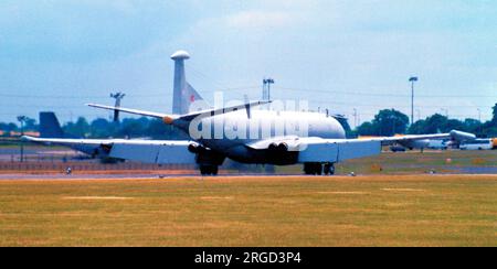 Royal Air Force - Hawker Siddeley HS.801 Nimrod R.1 XW665 (msn 8040), du No.51 Squadron de la RAF Wyton. L'un des trois Nimrods spécialement commandé pour être utilisé comme avion de collecte de renseignements électroniques et de signaux. Avec un équipement de surveillance électronique hautement spécialisé, les Nimrod R.1 ont été largement utilisés pour recueillir des renseignements provenant des anciens pays du Pacte de Varsovie, survolant la mer Baltique et les mers arctiques, ainsi que des points chauds dans le monde entier. Banque D'Images