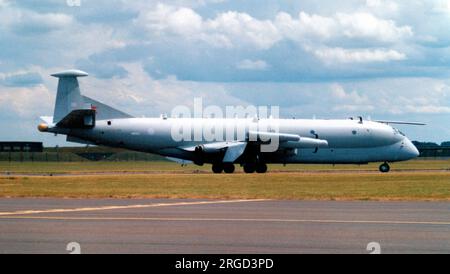 Royal Air Force - Hawker Siddeley HS.801 Nimrod R.1 XW665 (msn 8040), du No.51 Squadron de la RAF Wyton. L'un des trois Nimrods spécialement commandé pour être utilisé comme avion de collecte de renseignements électroniques et de signaux. Avec un équipement de surveillance électronique hautement spécialisé, les Nimrod R.1 ont été largement utilisés pour recueillir des renseignements provenant des anciens pays du Pacte de Varsovie, survolant la mer Baltique et les mers arctiques, ainsi que des points chauds dans le monde entier. Banque D'Images