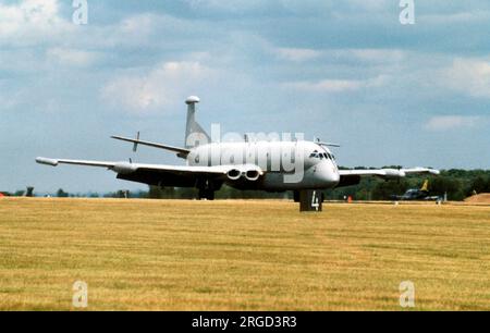 Royal Air Force - Hawker Siddeley HS.801 Nimrod R.1 XW665 (msn 8040), du No.51 Squadron de la RAF Wyton. L'un des trois Nimrods spécialement commandé pour être utilisé comme avion de collecte de renseignements électroniques et de signaux. Avec un équipement de surveillance électronique hautement spécialisé, les Nimrod R.1 ont été largement utilisés pour recueillir des renseignements provenant des anciens pays du Pacte de Varsovie, survolant la mer Baltique et les mers arctiques, ainsi que des points chauds dans le monde entier. Banque D'Images