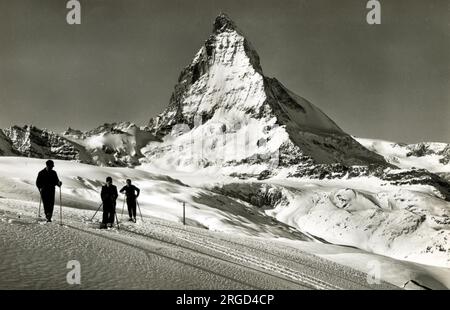 Les skieurs et le Cervin (Mont Cervin), Suisse - près de Riffelberg, une gare sur le chemin de fer du Gornergrat, un chemin de fer à crémaillère qui relie la station de Zermatt au sommet du Gornergrat. Banque D'Images