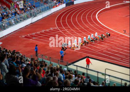 Sprinteuses à la ligne de départ de la course de sprint de 100 mètres. Photo d'athlétisme pour Summer Game à Paris Banque D'Images