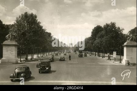 Champs-Elysées et Arc de Triomphe, Paris, France Banque D'Images