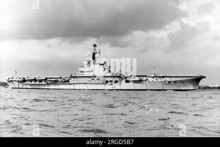 Royal Navy - HMS Albion R07, un porte-commandos de classe Centaur (converti en porte-avions), en septembre 1962 Banque D'Images