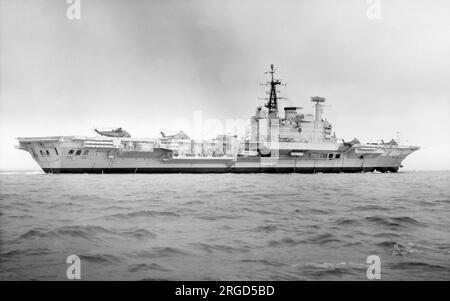 Royal Navy - HMS Hermes R12, un hélicoptère d'assaut de classe Centaur (converti du standard Light Fleet Carrier), en septembre 1973. Banque D'Images