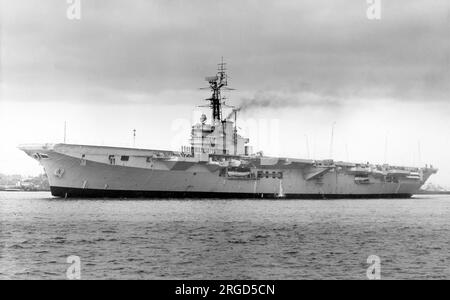 Marine Argentine - ARA Independencia, un porte-avions léger de classe Colossus, (ex HMS Warrior R31), vu en décembre 1958, lors de travaux avant sa mise en service en 1959. Banque D'Images