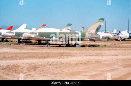 United States Air Force -North American F-100F-15-NA Super Sabre 56-3982 (msn 243-258), à Davis-Monthan Air Force base pour stockage et élimination. Banque D'Images