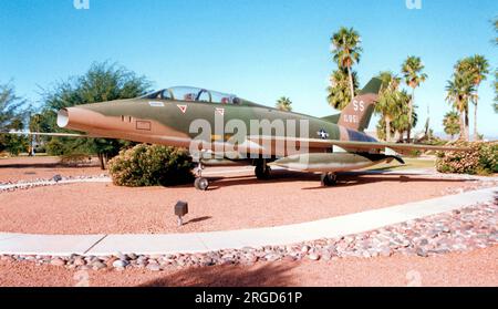 United States Air Force - North American F-100F-15-NA Super Sabre 56-3951 (msn 243-227), exposé dans le Warrior Park à Davis Monthan AFB, Arizona. Banque D'Images