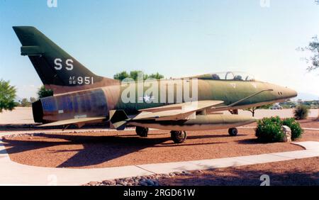 United States Air Force - North American F-100F-15-NA Super Sabre 56-3951 (msn 243-227), exposé dans le Warrior Park à Davis Monthan AFB, Arizona. Banque D'Images