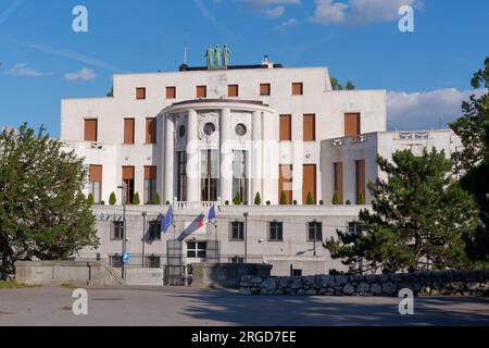 Extérieur de l'ambassade de France dans la ville de Belgrade un jour d'été avec ciel bleu. Serbie. Août 8,2023. Banque D'Images