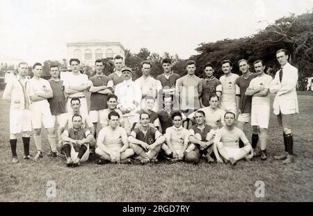 Match de football à Porto Novo, Dahomey (Bénin) entre 'Nigeria' (le service colonial de l'armée britannique) et 'Dahomey' (l'armée coloniale française) - septembre 1922. Banque D'Images