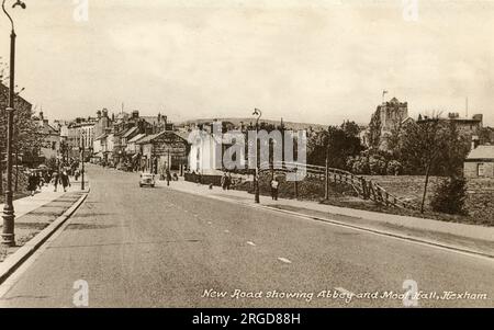 New Road montrant Abbey et Moot Hall, Hexham, Northumberland Banque D'Images